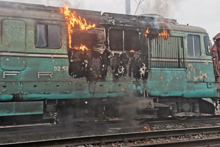 FOTO/VIDEO. A luat foc locomotiva unui tren în Dej! Intervin pompierii și un echipaj SMURD