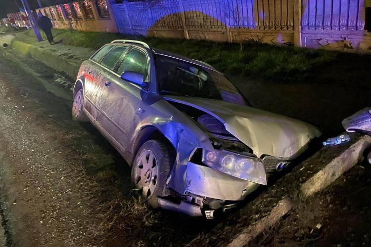 FOTO. Accident pe DN1C! Un șofer teribilist a făcut o depășire periculoasă și s-a înfipt cu mașina într-un cap de pod