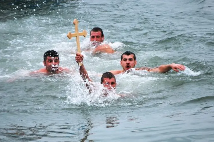 Tradițiile păstrate de Bobotează. Cum sărbătoresc românii finalul sărbătorilor de iarnă