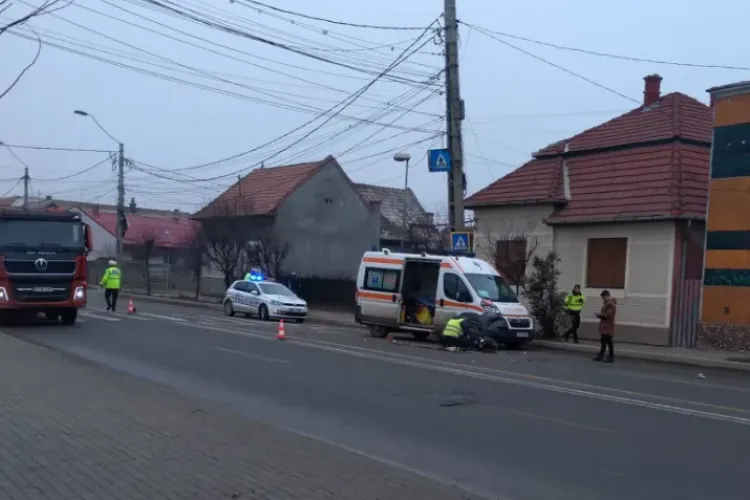 FOTO - Bărbat în scaun cu rotile, lovit din plin de o ambulanță, în Turda - UPDATE