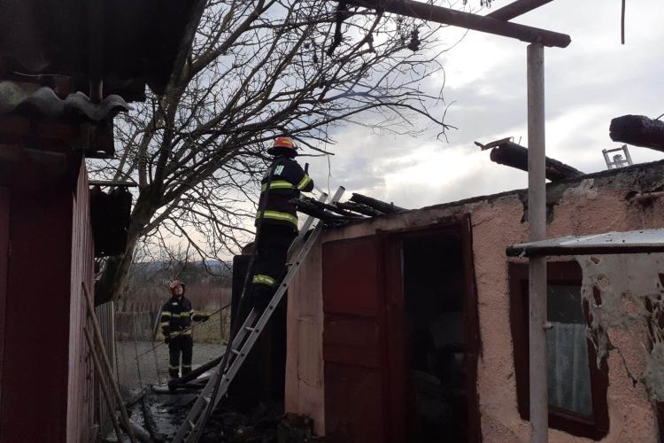 FOTO. A ars o anexă gospodărească în comuna Cuzdrioara. Incendiul a pornit de la o afumătoare amenajată necorespunzător