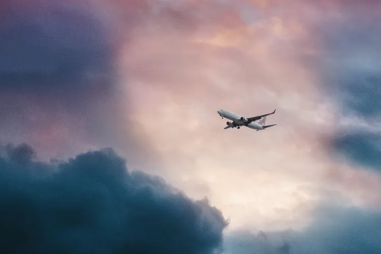 O româncă a născut în avion, în timp venea spre Bucureşti. Mama şi băieţelul au ajuns la o clinică, după ce avionul a aterizat de urgenţă