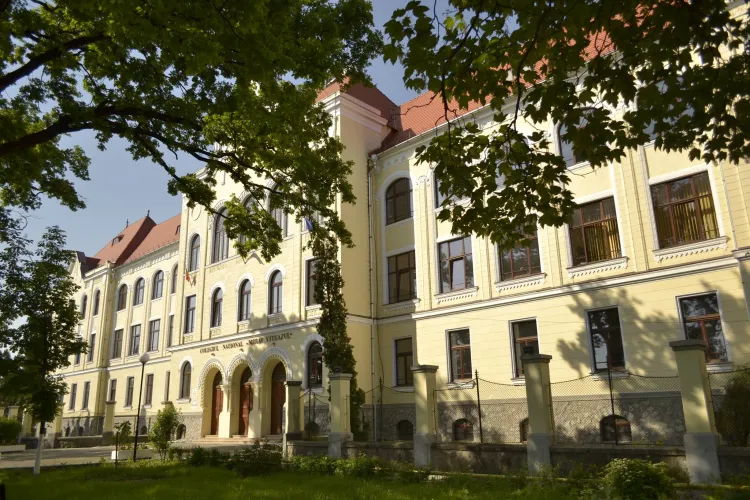 Colegiul Național „Mihai Viteazul” din Turda are o nouă conducere. Fosta directoare, Codruța Andreica, a fost demisă anul trecut