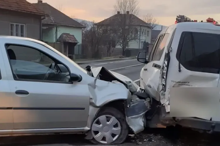 FOTO - Accident în prima zi a anului. Un șofer a intrat din plin în două mașini parcate, în Căpușu Mare