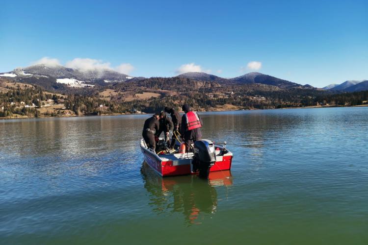 Tânărul dispărut în lacul Colibița a fost găsit. Nu s-a mai putut face nimic pentru el