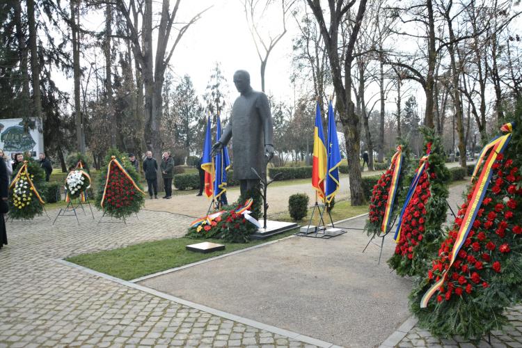 Statuia lui Iuliu Hațieganu, dezvelită la Cluj-Napoca de Ziua Culturii Naționale - FOTO