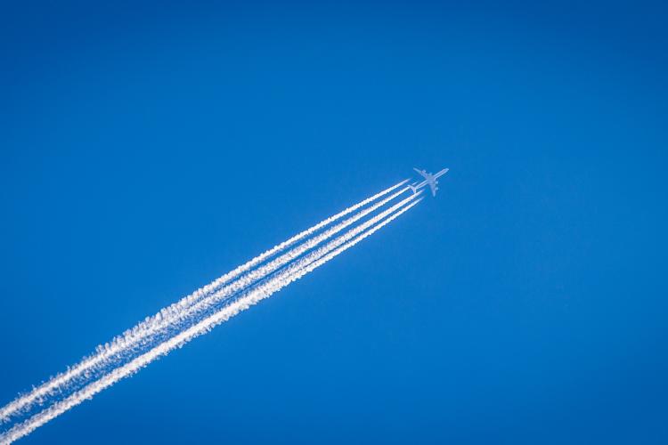 Liniile albe lăsate de avioane pe cer, extrem de dăunătoare pentru mediu: „Industria a început să considere acest lucru o prioritate majoră”