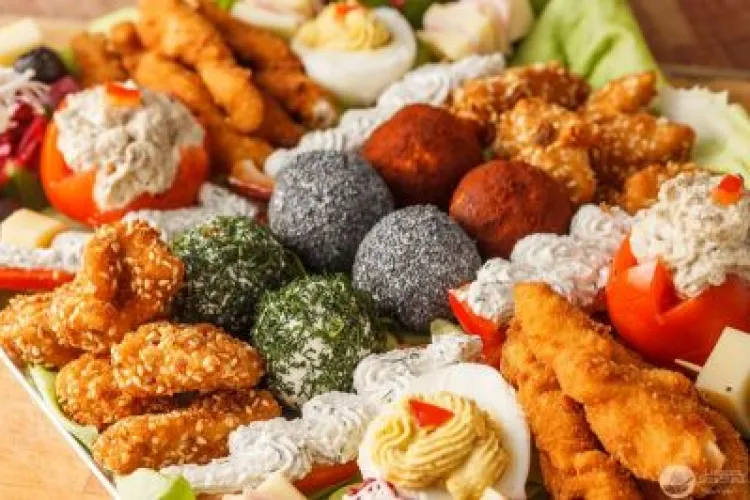 Revelion, „la pachet”: Cât costă o masă completă dacă e comandată de la restaurant