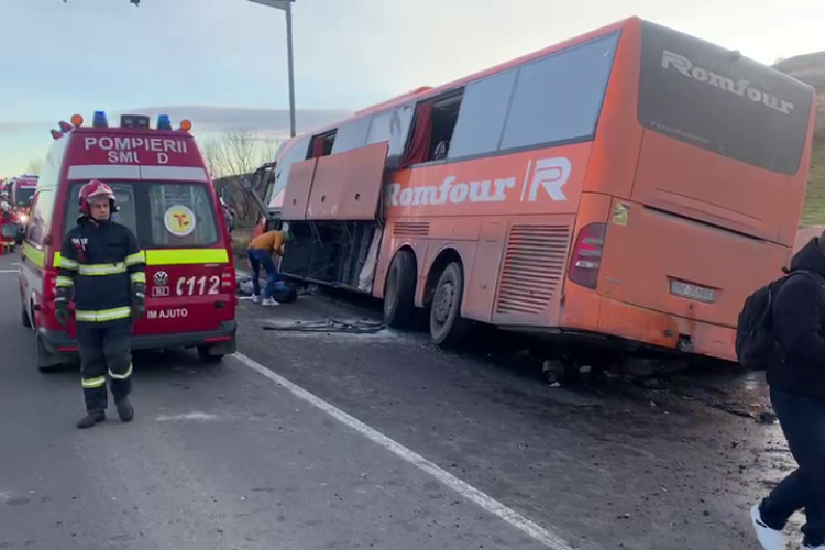VIDEO - Un autocar s-a răsturnat într-un șanț periculos la Răscruci. Ce s-a întâmplat
