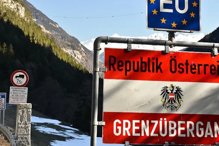 FOTO - Raport al poliției austriece: Românii, pe locul 3 în topul traficanților care duc migranți în Austria