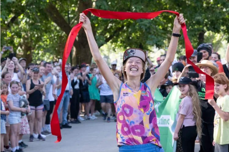 VIDEO/FOTO - O maratonistă a traversat Australia, în alergare, de la nord la sud, în cinci luni. A stabilit un nou record mondial 
