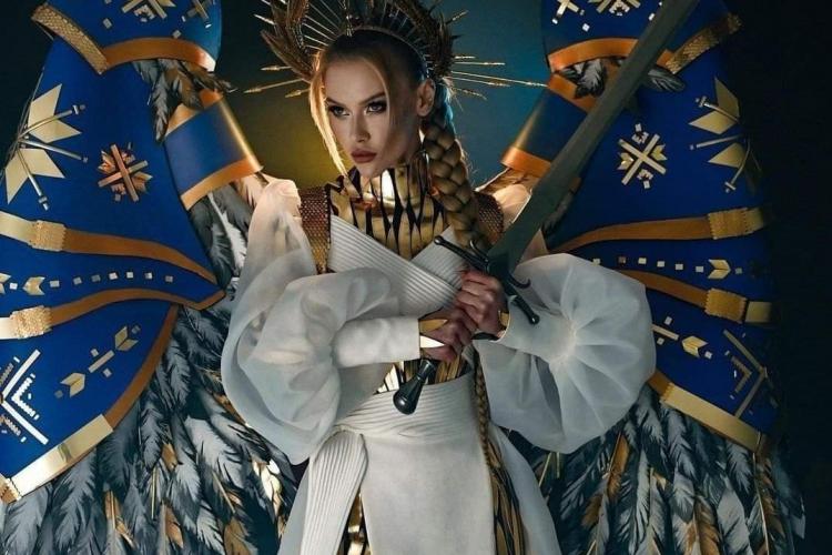 VIDEO - Apariție uluitoare a candidatei Ucrainei la Miss Univers: A defilat îmbrăcată într-un înger cu aripile apărate de o armură 
