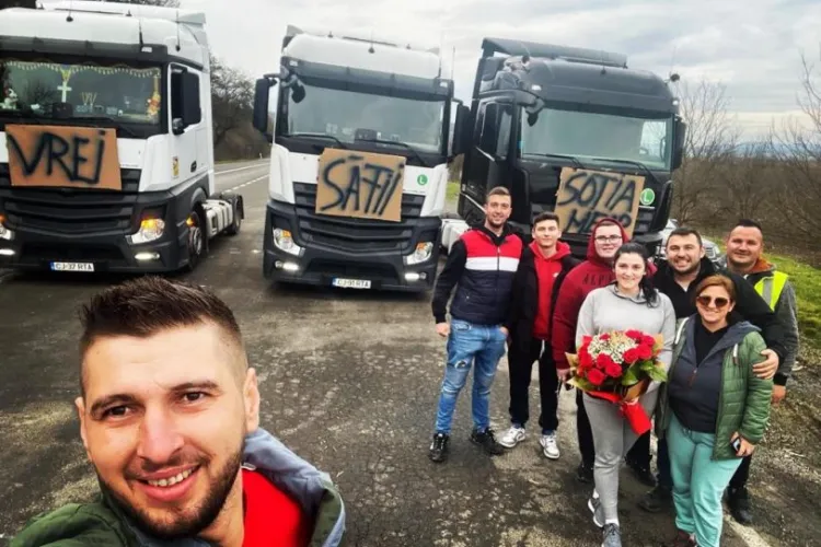 VIDEO. Cerere originală în căsătorie pe drumul dintre Dej și Gherla. Un șofer de camion a blocat drumul