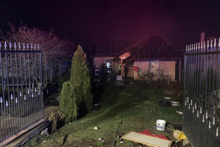VIDEO - Incendiu în noaptea de Revelion. Flăcările au distrus o casă din Bonțida. Două persoane au avut nevoie de asistență medicală