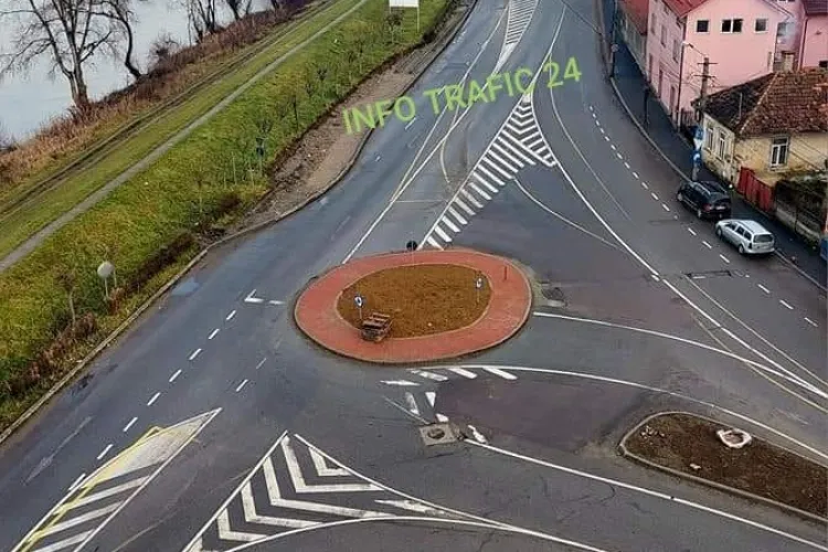 FOTO - Sens giratoriu desprins din comedii în Dej: „Vă poftim pe la noi, să vedem care cum ne încadrăm pe benzi”