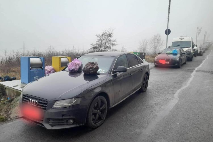 FOTO. Doi șoferi din Baciu s-au trezit cu mașinile acoperite de gunoi. Locatarii au „pedepsit” șoferii neatenți