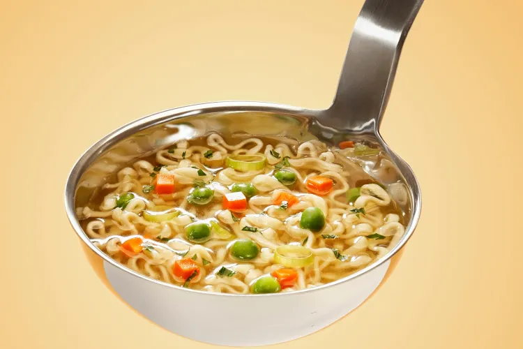 Capcana din farfurie, supa la plic! Conține 10 E-uri și până la 12,8 grame de sare, cu 156 % mai mult decât doza zilnică