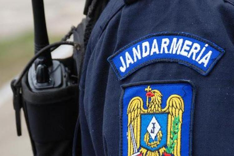 Jandarm din Cluj cu FUNCȚIE, condamnat pentru ULTRAJ! S-a urcat pe mașina poliției și a făcut ca maimuța