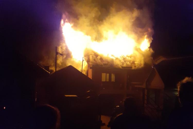 FOTO - Incendiu puternic la Aghireșu. Acoperișul unei case, mistuit de flăcări 