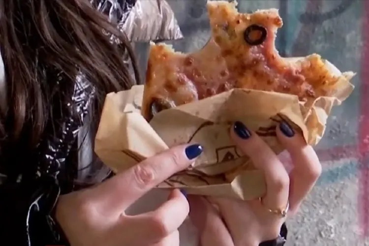 Bomba calorică din pachetul pentru şcoală. Pizza, hotdog și energizante: „Am încercat să renunț, am avut dureri de stomac”