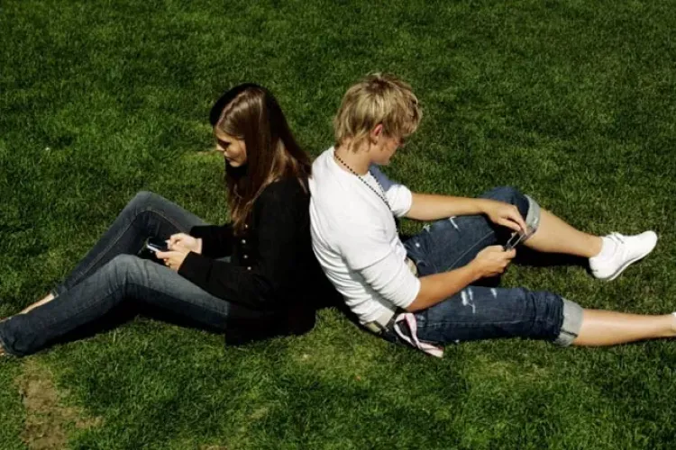 Tot mai puţini tineri români fac facultate şi aleg să facă „bani uşori” prin diverse metode online