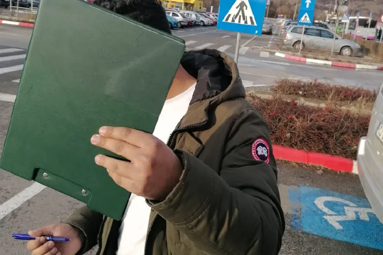 Clujul s-a umplut de profitori? La Vivo strângea bani în engleză și a înjurat în română, când a fost întrebat cine e - FOTO