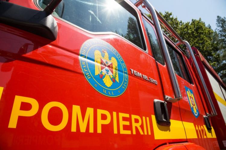 INCENDIU pe strada Avram Iancu, Cluj! Intervin pompierii cu trei autospeciale