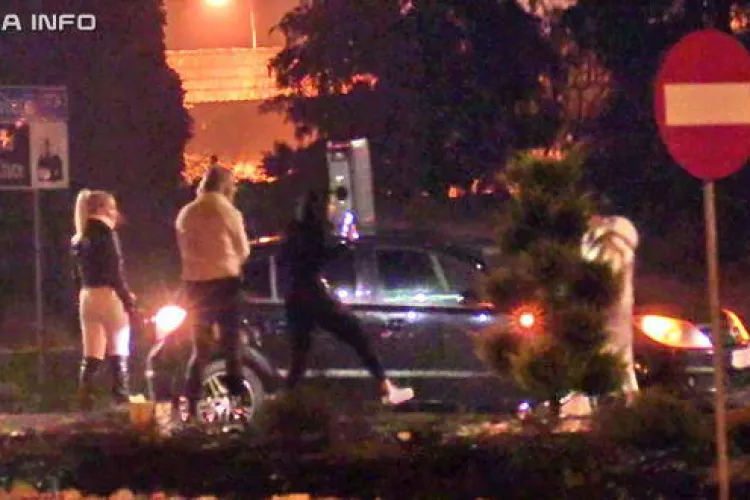 VIDEO - Revelion cu artificii și manele în fața Penitenciarului Gherla: Iubitele deținuților au făcut spectacol de Anul Nou 