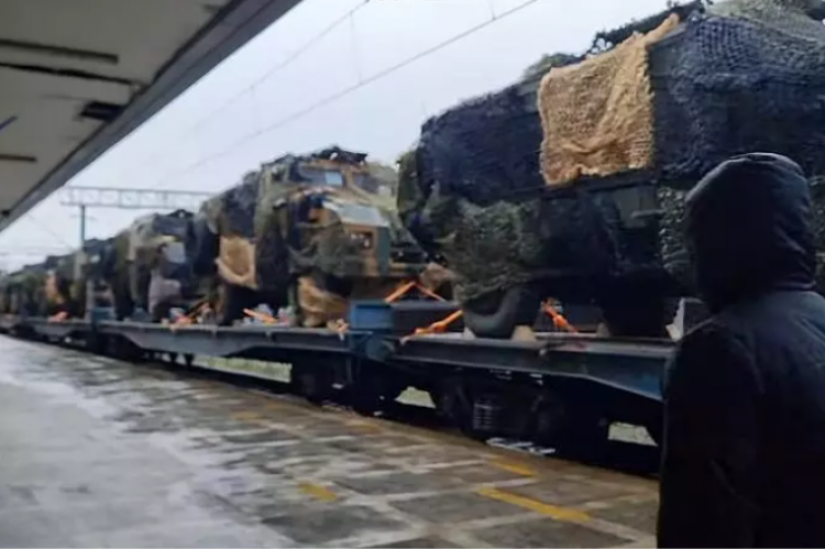 VIDEO - Un tren plin cu blindate, trimise pe frontul din Ucraina, a fost filmat în tranzit prin România