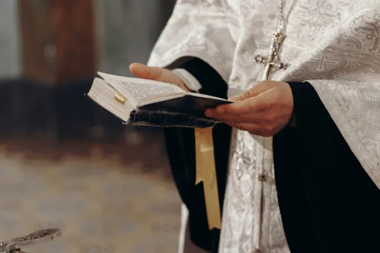 Cu cât este plătit lunar un preot în România: Poate să ajungă la zeci de mii de lei pe lună 