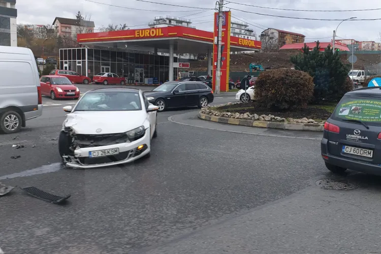 Accident în sensul giratoriu de pe Observatorului cu Viilor - FOTO