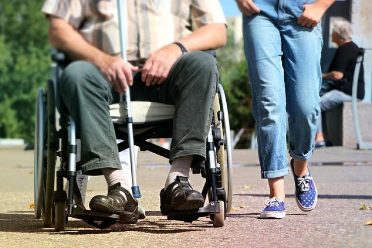 O nouă lege promulgată de președintele Klaus Iohannis: Persoanele cu handicap vor primi anual tichete de la stat pentru recuperare
