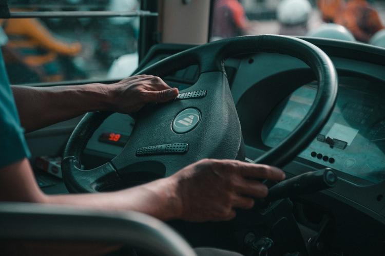 Ce sancţiuni riscă şoferul autobuzului care a lăsat călătorii blocaţi în autobuz şi a plecat la cumpărături