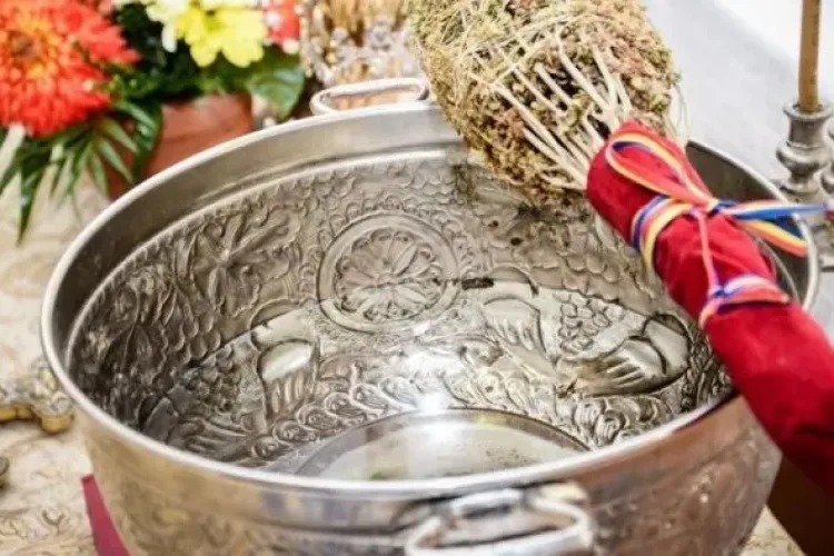 Botezul Domnului, vestit din casă în casă de preoții ortodocși din România: „Rânduielile spun că trebuie să se treacă pe la casele credincioșilor”