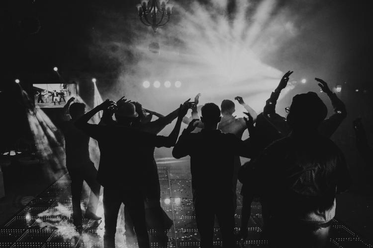 76 de studenți din Cluj, amendați de poliție pentru că au dansat hora în iunie 2022 și au făcut petrecere în curtea căminului