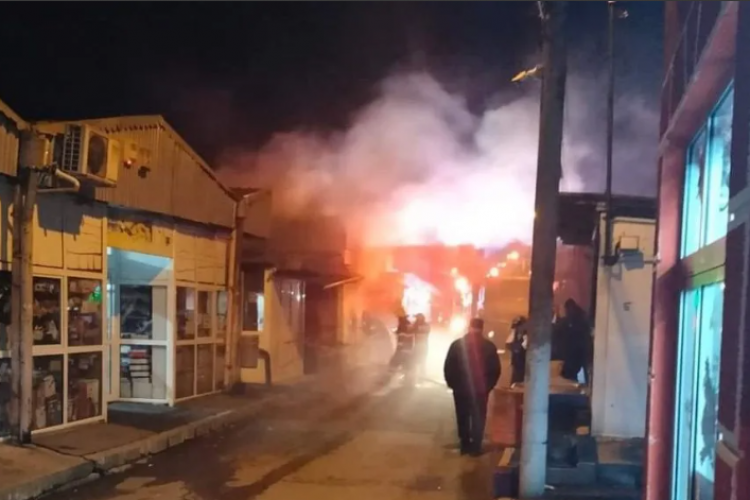 Incendiul izbucnit acum trei zile la gheretele din Piața Centrală Turda nu a fost cauzat de un scurtcircuit. Cine este vinovatul?