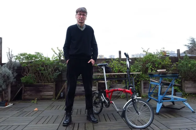 Un bărbat va primi 54.000 de euro de la primărie, după ce s-a accidentat de un stâlp montat aiurea pe pista de biciclişti