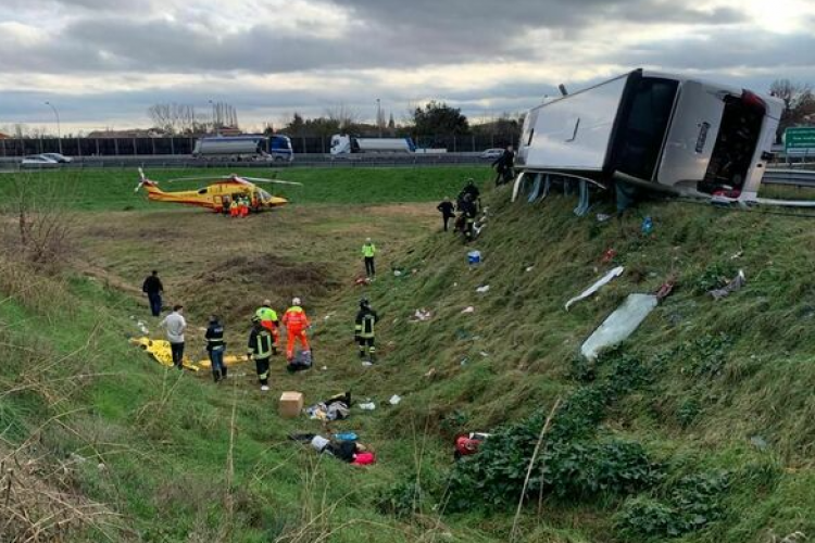FOTO - Un autocar plin cu români s-a răsturnat pe o autostradă din Italia. 7 persoane, dintre care 3 copii, transportați de urgență la spital