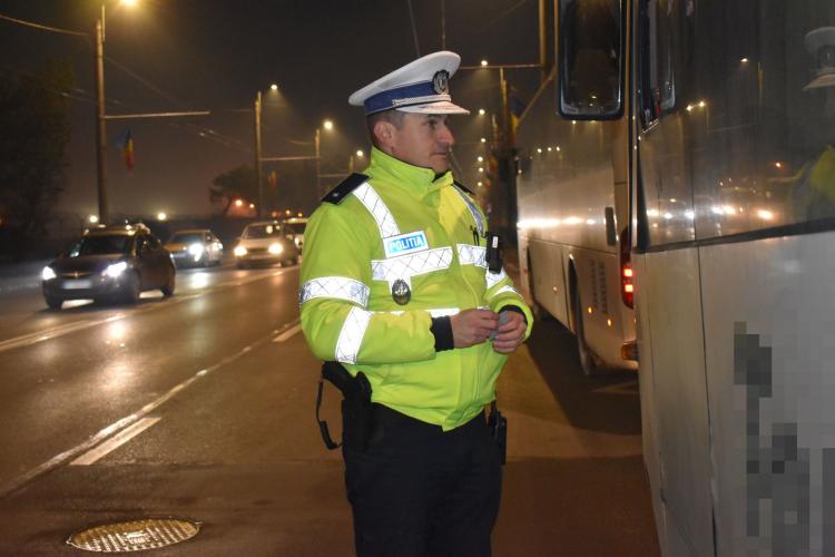 Microbuz de transport persoane plin cu blatiști, depistat pe Aurel Vlaicu. Nimeni nu avea bilet - FOTO