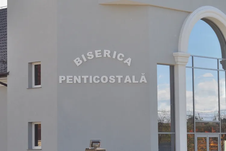 Trei tineri, reținuți de autorități după ce au furat mai multe bunuri dintr-o biserică penticostală din Transilvania