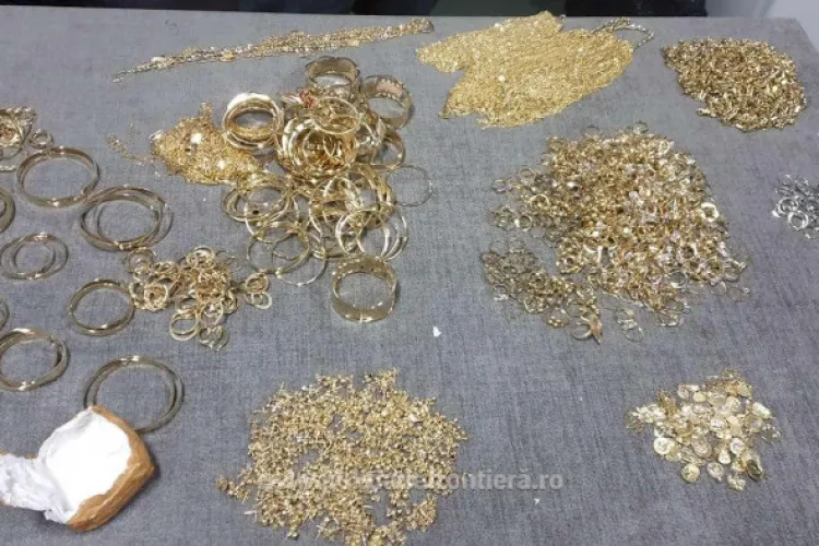 VIDEO/FOTO - Bijuterii ascunse la motorul mașinii: 5 kilograme de aur, în valoare de peste 1,2 milioane de lei, confiscate în Vama Giurgiu