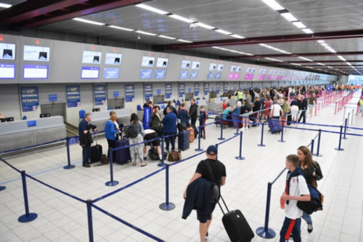 FOTO - Zeci de zboruri au întârzieri sau au fost anulate din cauza vremii nefavorabile de la Cluj-Napoca