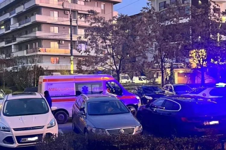 Tânără aproape goală şi cu mâinile însângerate, găsită când mergea fără direcţie pe stradă. Fata susținea că este urmărită