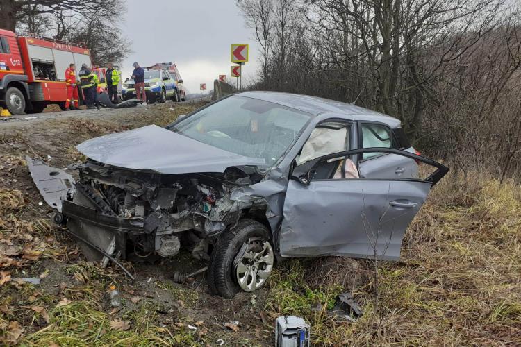 FOTO. Un bărbat a rămas blocat în propria mașină, în urma unui accident grav la Morlaca, Cluj