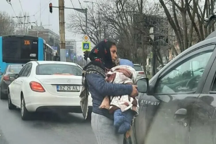 „Reţea de cerşetoare cu păpuşi”: Mai multe femei au fost amendate de pentru că cereau „bani pentru lapte praf”