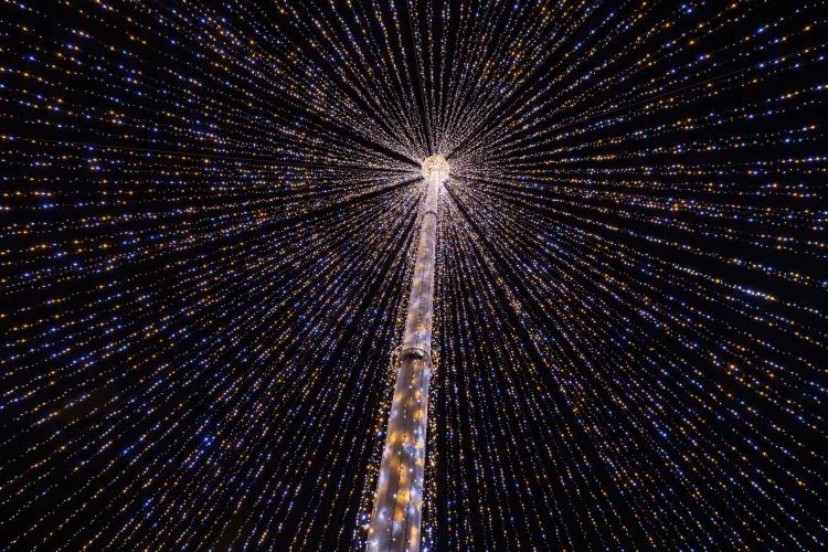 Luni se dau jos beculețele festive din oraș. Emil Boc: „Bucurați-vă de ultimele zile!”