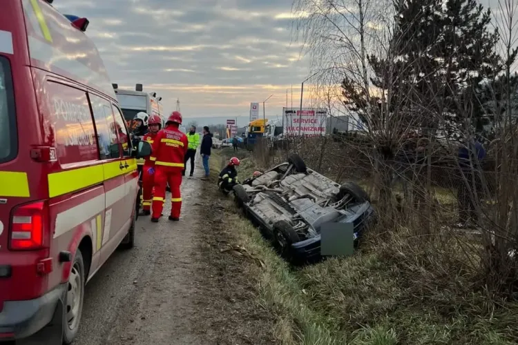 Mașină răsturnată la Răscruci, pe DN 1C, pe drumul spre Gherla - FOTO
