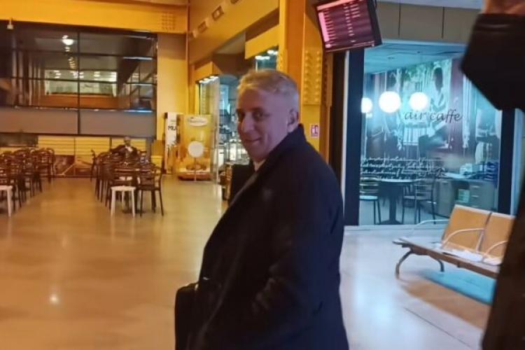 VIDEO: Lucian Bode, întâmpinat pe Aeroportul Cluj cu un mesaj tranșant: „Demisia! Sunteți plagiator dovedit!”
