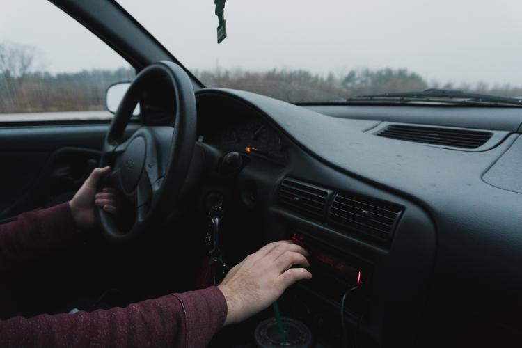 Un bărbat și-a uitat soția în pustietate și a condus 160 de kilometri, fără să știe că femeia NU se află în mașină