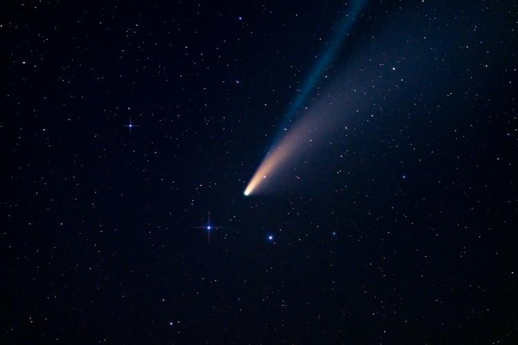 O cometă vizibilă ultima dată în timpul Epocii Glaciare va trece pe lângă Pământ. Vezi când va fi vizibilă de pe Terra